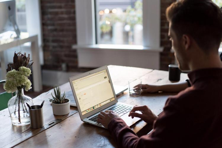 Contrats de travail sp&eacute;cifiques